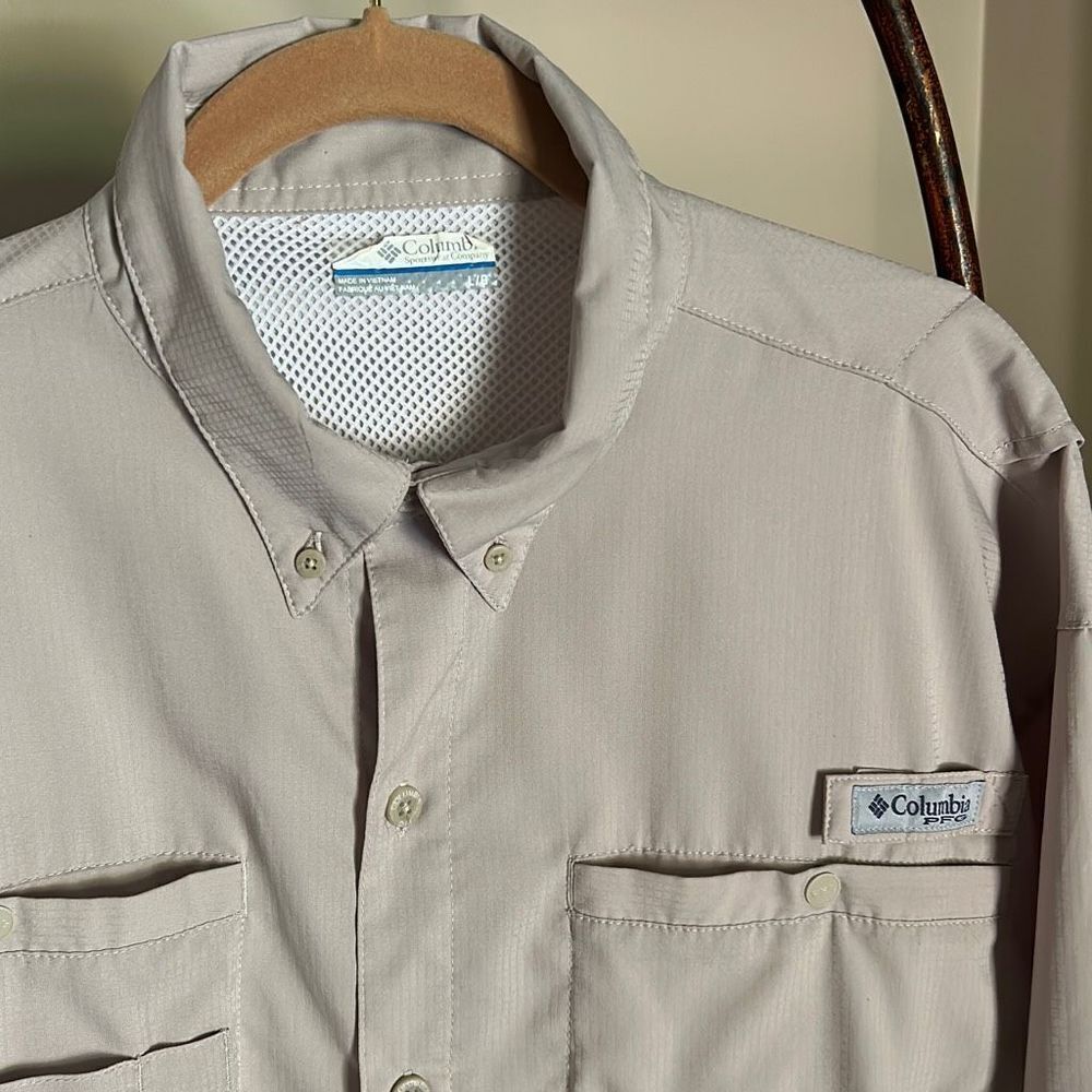 Columbia Man’s Khaki Short Sleeve Fishing Shirt Large